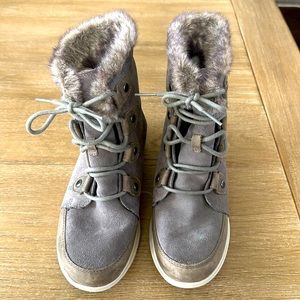Gray Sorel Winter Boots with faux fur trim. Boots are insulated.